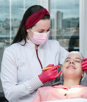 Profissional de estética facial realizando procedimento com caneta pressurizada em paciente em clínica especializada em Sorocaba.