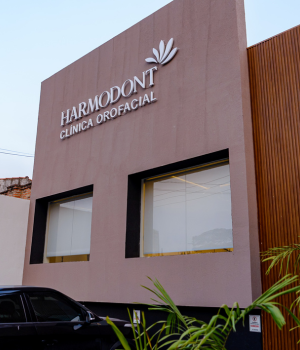 Fachada moderna da clínica Harmodont em Sorocaba, especializada em odontologia e estética orofacial.