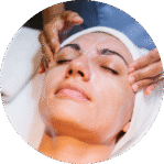 Fundo de mármore branco com destaque para os protocolos faciais com Anna Pegova na clínica Harmodont em Sorocaba.