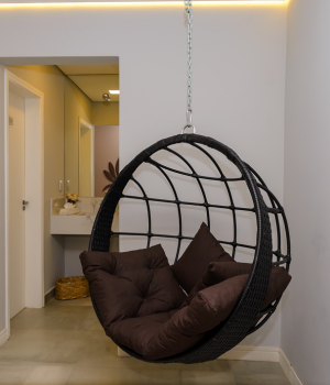 Balanço decorativo na recepção da clínica Harmodont em Sorocaba, compondo um ambiente aconchegante e moderno.