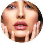 Fundo de mármore branco com destaque para o tratamento de preenchimento labial realizado com ácido hialurônico na clínica Harmodont em Sorocaba.