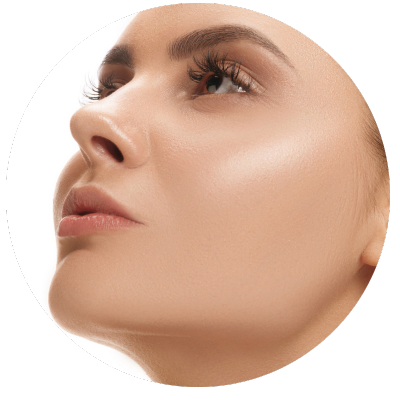 Fundo de mármore branco com veios suaves, usado para destacar o tratamento estético de rinomodelação facial na clínica Harmodont em Sorocaba.