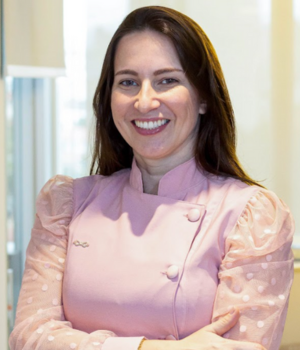 Dra. Loretta Aleixo sorrindo no consultório da Clínica Orofacial Harmodont, especializada em odontologia e estética facial em Sorocaba.