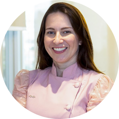 Dra. Loretta Aleixo sorrindo no consultório da Clínica Orofacial Harmodont, especializada em odontologia e estética facial em Sorocaba.