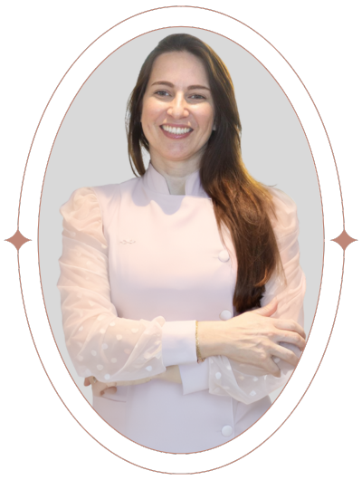 Dra. Loretta Aleixo sorrindo no consultório da Clínica Orofacial Harmodont, especializada em odontologia e estética facial em Sorocaba.