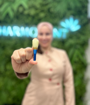 Dr.ª Loretta da Harmodont Sorocaba mostrando um Implante Dentário. Clínica especialista em Implante Dentário em Sorocaba.